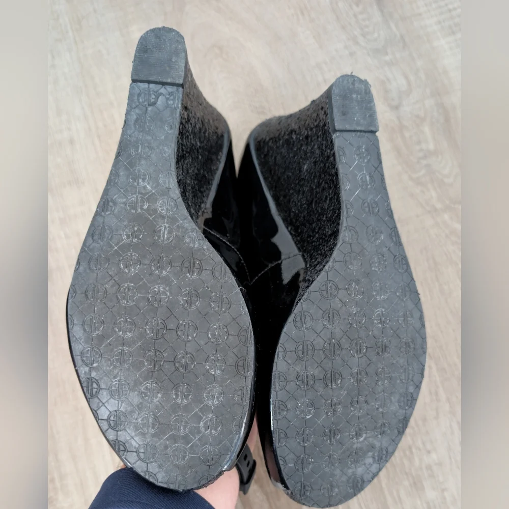 Lilly Pulitzer Black Patent Leather Glitter Wedges Size 9  EUC
